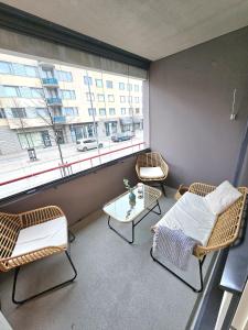 Zimmer mit 2 Stühlen, einem Bett und einem Fenster in der Unterkunft City apartment Kuopio Satamankulma, free parking, wifi & sauna in Kuopio