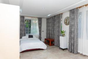 Ένα ή περισσότερα κρεβάτια σε δωμάτιο στο Plush Apartment hosted by Ama