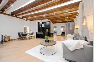 タリンにあるModern charm in old townのソファとテーブルのあるリビングルーム