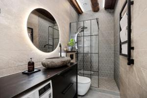 タリンにあるModern charm in old townの洗面台と鏡のあるバスルーム +13枚の写真