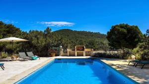 ein Swimmingpool mit Blick auf einen Berg in der Unterkunft Villa Cana Romero II Sea Views in Sant Josep
