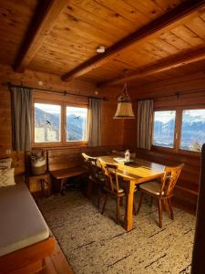 a dining room with a table and chairs in a cabin at Walters Hütte in Tulfes