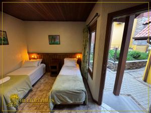 Postel nebo postele na pokoji v ubytování Hilltop Chalés Gramado