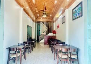 a dining room with tables and chairs and a ceiling at ToTo-Chan Hotel in Dồng Văn