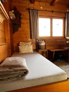 a bedroom with a bed in a wooden cabin at Walters Hütte in Tulfes