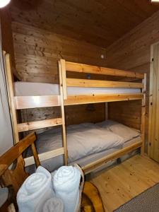 Łóżko lub łóżka piętrowe w pokoju w obiekcie Walters Hütte