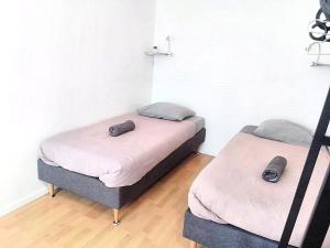 2 aparte bedden in een kamer met ermottermott bij Astérix- CDG Aéroport de Paris - Parc expos Villepinte in Louvres +11 foto's