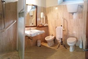 Koupelna v ubytování Agriturismo Podere Alberese + 30 fotografií