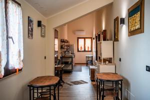 a living room with chairs and a table and a kitchen at Kalispera Aster in Melito di Porto Salvo