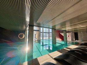 Bazén v ubytování Gold Palace SPA Resort Bukovel nebo v jeho okolí