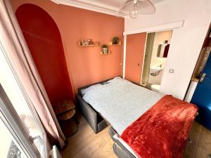 a small bedroom with a bed and a bathroom at HSH - Studio lumineux en plein coeur de Paris in Paris