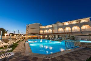 Bazén v ubytování Aphrodite Beach Hotel Corfu nebo v jeho okolí