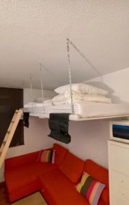 a living room with a couch and a shelf at Petit Baqueira 1500 a pie de pistas in Baqueira-Beret