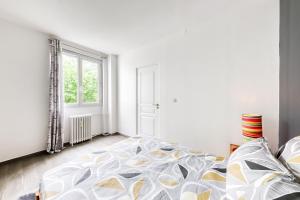 a bedroom with a bed and a window at L'incontournable de Paris la Défense in Puteaux