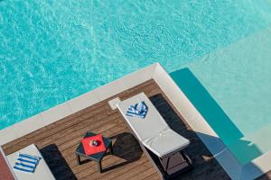 eine Aussicht über den Pool mit einem Stuhl und einem Tisch in der Unterkunft Villa La Bitta in Badesi + 54 Fotos