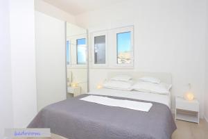 Voodi või voodid majutusasutuse Apartment with a sea View No 10, first row by the sea, Beach house Ana toas