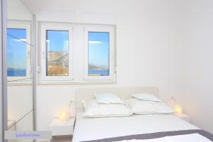 Voodi või voodid majutusasutuse Apartment with a sea View No 10, first row by the sea, Beach house Ana toas +24 fotot