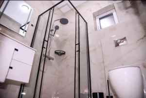 Koupelna v ubytování Mecks apartmani + 14 fotografií