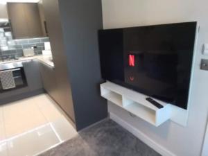 una cucina con una grande TV a schermo piatto in una camera di Beachview apartment a Cleveleys