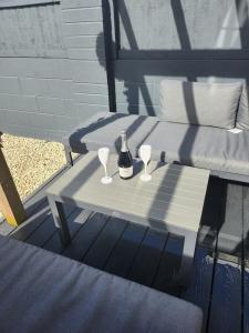 una bottiglia di vino seduta su un tavolo con due bicchieri di Beachview apartment a Cleveleys 1 altra foto