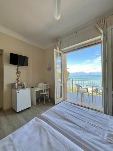 Ένα ή περισσότερα κρεβάτια σε δωμάτιο στο Casa Martori Lake View Rooms