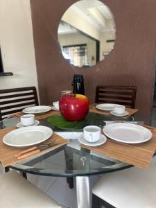 einen Glastisch mit einem Apfel darüber in der Unterkunft Casa de praia barra Serinhaém,Carneiros,ilha santo aleixo in Sirinhaém + 16 Fotos
