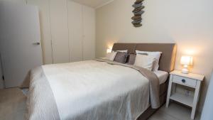 Un dormitorio con una cama y una mesita de noche. en Apartament ODNOWA z bezpośrednim widokiem na morze w Gardenia Dziwnów -, en Dziwnów