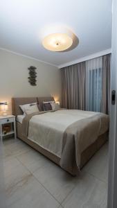 1 dormitorio con 1 cama grande y techo iluminado en Apartament ODNOWA z bezpośrednim widokiem na morze w Gardenia Dziwnów -, en Dziwnów