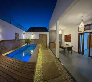 a house with a swimming pool and a dining room at Casa Elementus Preá in Prea