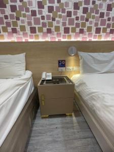 เตียงในห้องที่ 成都壹壹壹商旅