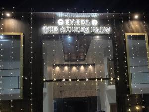 un cartel de un hotel titulado "Pintura dorada en un edificio" en The Golden Palm Khajuraho, en Khajurāho