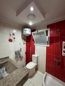 une salle de bain avec toilettes, lavabo et baignoire dans l'établissement private rooftop with hot jacuzzi and pyramids view, à ‘Ezbet `Abd el-Ḥamîd