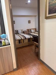 Postel nebo postele na pokoji v ubytování 果芒驛站旅店