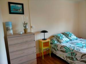 Postel nebo postele na pokoji v ubytování Au calme, les pieds dans l'eau, 106 Route de la Pointe de Ruault 56370 SARZEAU