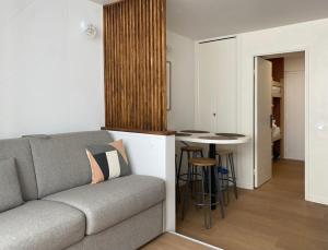 a living room with a couch and a table at BÈTH CÈU Appt vacances 4P- La Pierre St Martin GR10 in Arette