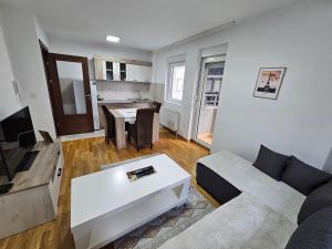 Η κουζίνα ή μικρή κουζίνα στο Apartman Bisevac