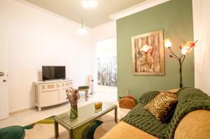 a living room with a couch and a tv at Deus silva in Filippiada