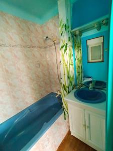 Koupelna v ubytování Au calme, les pieds dans l'eau, 106 Route de la Pointe de Ruault 56370 SARZEAU + 13 fotografií