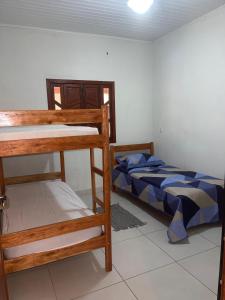 une chambre avec deux lits superposés dans une pièce dans l'établissement Refúgio Pradense, à Prado