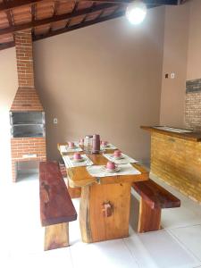 - une cuisine avec une table en bois et des bancs dans l'établissement Refúgio Pradense, à Prado