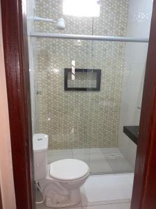 une salle de bain avec toilettes et douche dans l'établissement Refúgio Pradense, à Prado 18 autres photos