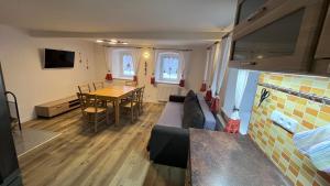 TV a/nebo společenská místnost v ubytování Apartmán Dako