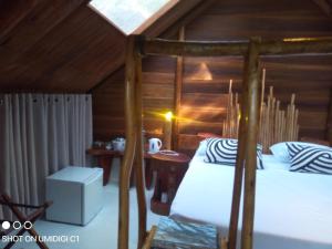 エッラにあるElla Retreat Hotel Hillside Villa for Nature Loversのベッドルーム1室(ベッド2台、天窓付)