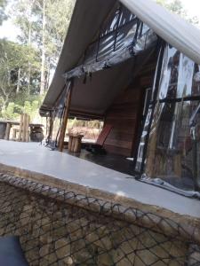 エッラにあるElla Retreat Hotel Hillside Villa for Nature Loversの屋根付きのキャビンの外の景色