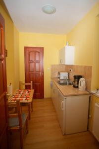 Kuchyňa alebo kuchynka v ubytovaní Kondics Apartmanház