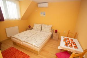 Posteľ alebo postele v izbe v ubytovaní Kondics Apartmanház