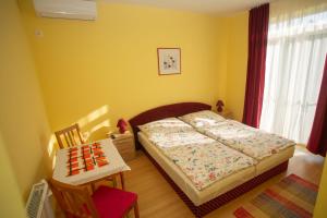 Posteľ alebo postele v izbe v ubytovaní Kondics Apartmanház