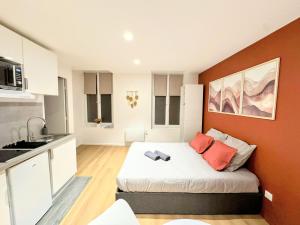 a small room with a bed in a kitchen at Terra Cotta 1er Étage in Abbeville