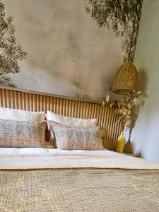 ホワイトリバーにあるManchester Farmstayの大きなベッドと枕のある寝室 +57枚の写真