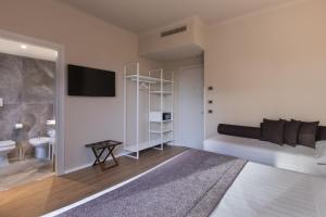 TV a/nebo společenská místnost v ubytování Garner Hotel Rome Aurelia by IHG